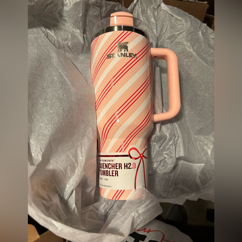 Stanley 40 oz
Stainless Steel H2.0
FlowState
Quencher Tumbler
Strawberry Twist